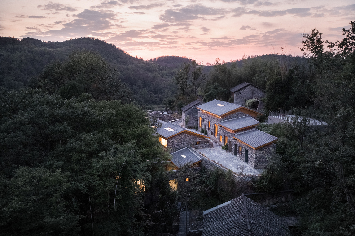 Terk edilmiş köyün taş evleri kırsal turizm için yenilendi